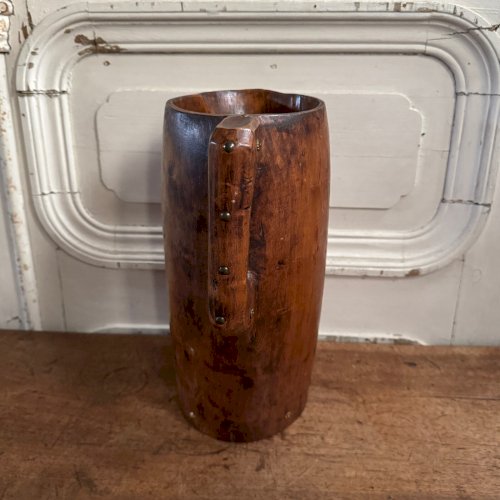 Pichet brutaliste en bois monoxyde rehaussé de clous art populaire XXe M3622