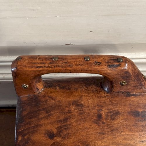 Pichet brutaliste en bois monoxyde rehaussé de clous art populaire XXe M3622