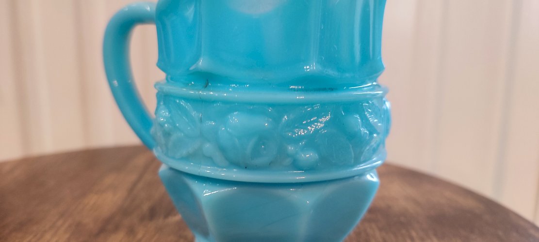 Pichet , crémier en opaline vintage