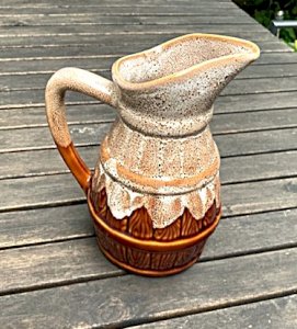 Pichet en céramique glacé avec anse à décor de fût de bière