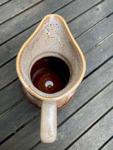 Pichet en céramique glacé avec anse à décor de fût de bière