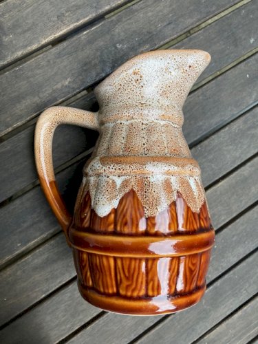 Pichet en céramique glacé avec anse à décor de fût de bière