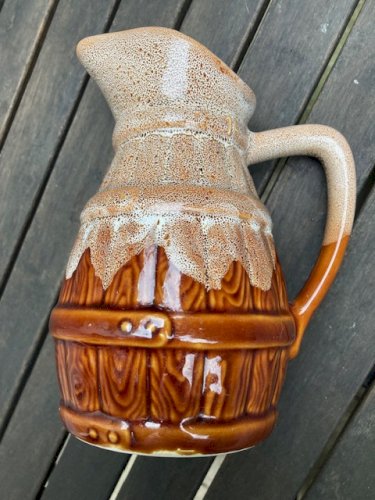 Pichet en céramique glacé avec anse à décor de fût de bière
