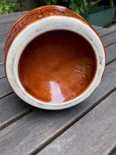 Pichet en céramique glacé avec anse à décor de fût de bière