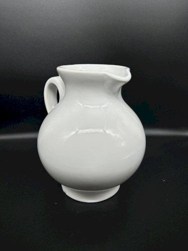 pichet en faience blanche cerise