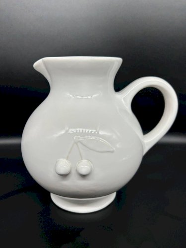 pichet en faience blanche cerise