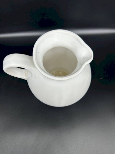 pichet en faience blanche cerise