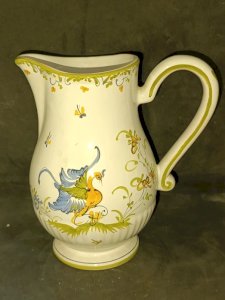 pichet en faience signé Mufraggi à moustiers fait main en bon etat