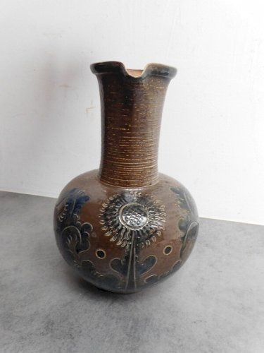 PICHET EN GRE SIGNE DECOR DE TOURNESOL GAUD ANBERT