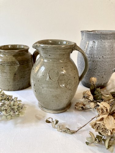 Pichet en grès pyrité gris-beige