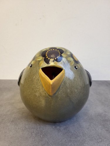 PICHET EN TERRE CUITE VERNISEE OISEAU SIGNE HIAWARD