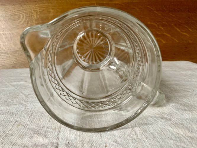 Pichet en verre moulé à facettes vintage 