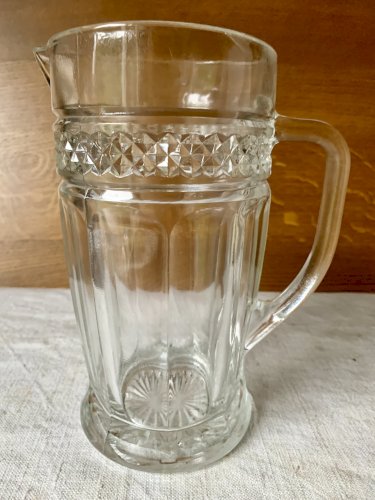Pichet en verre moulé à facettes vintage 