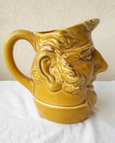 Pichet Joseph anthropomorphe en barbotine