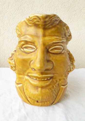 Pichet Joseph anthropomorphe en barbotine