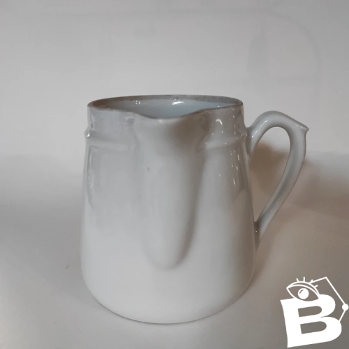 Pichet ou pot à lait en porcelaine à feu P Précieux