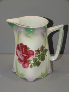- PORCELAIN PITCHER WITH ROSE DECOR No. 982 WITHOUT VISIBLE MARK deco Table D