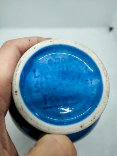 Pichet / vase dans le gout des productions de denbac signé mais a identifié en bon etat