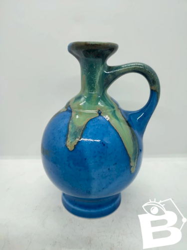 Pichet / vase dans le gout des productions de denbac signé mais a identifié en bon etat