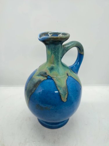 Pichet / vase dans le gout des productions de denbac signé mais a identifié en bon etat