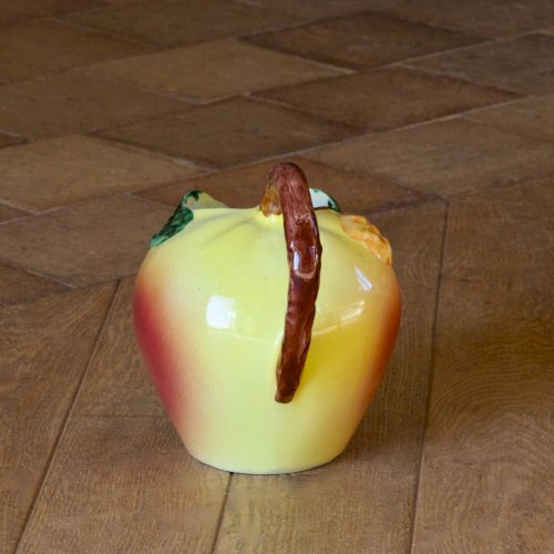 Pichet vintage en barbotine pomme, peint à la main