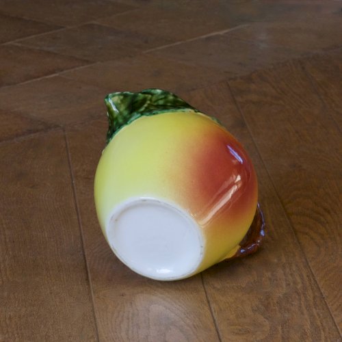 Pichet vintage en barbotine pomme, peint à la main