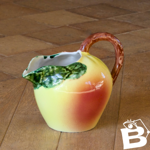 Pichet vintage en barbotine pomme, peint à la main