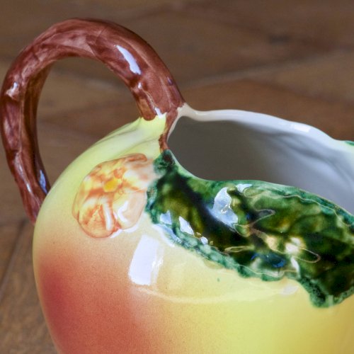 Pichet vintage en barbotine pomme, peint à la main