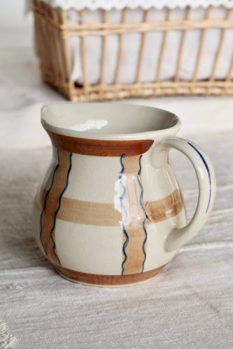 Pichet vintage en céramique émaillée beige et marron peint à la main – Déco