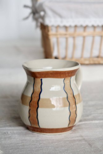 Pichet vintage en céramique émaillée beige et marron peint à la main – Déco