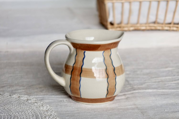 Pichet vintage en céramique émaillée beige et marron peint à la main – Déco