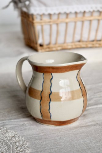 Pichet vintage en céramique émaillée beige et marron peint à la main – Déco