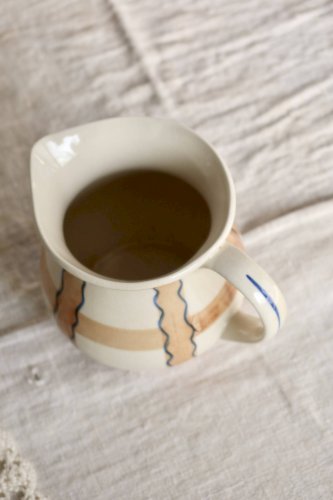 Pichet vintage en céramique émaillée beige et marron peint à la main – Déco