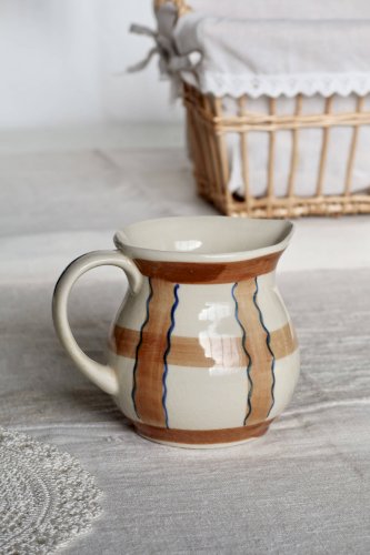 Pichet vintage en céramique émaillée beige et marron peint à la main – Déco