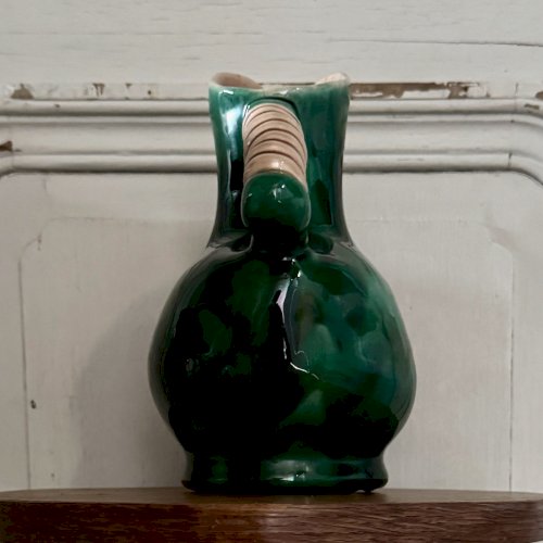 Pichet vintage en céramique fond vert 1960 M3651