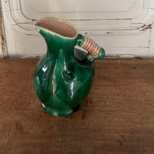 Pichet vintage en céramique fond vert 1960 M3651