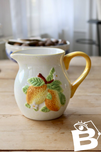 Pichet vintage en faïence et barbotine motif citron