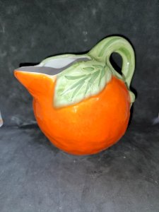 pichet vintage en forme de fruit en bon etat