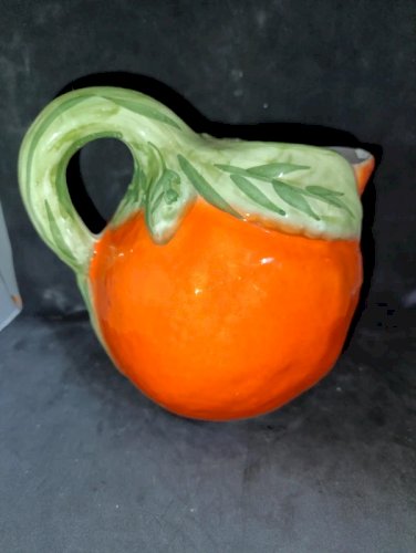 pichet vintage en forme de fruit en bon etat