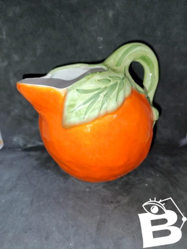 pichet vintage en forme de fruit en bon etat