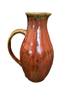 pichet vintage glaçure rouge sang  bordeaux  monogramme  à identifier artisanat
