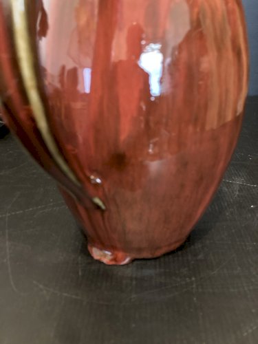 pichet vintage glaçure rouge sang  bordeaux  monogramme  à identifier artisanat