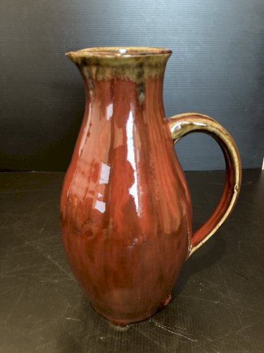 pichet vintage glaçure rouge sang  bordeaux  monogramme  à identifier artisanat