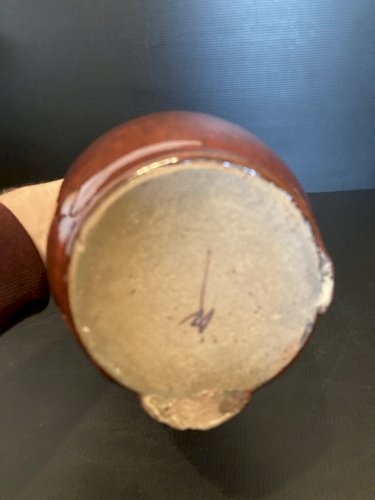 pichet vintage glaçure rouge sang  bordeaux  monogramme  à identifier artisanat