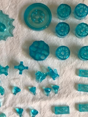 Pièces de Lego bleues translucides