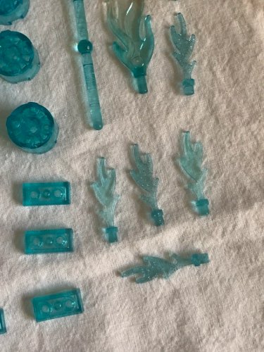 Pièces de Lego bleues translucides