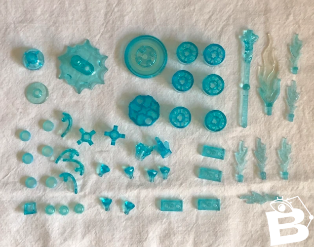 Pièces de Lego bleues translucides