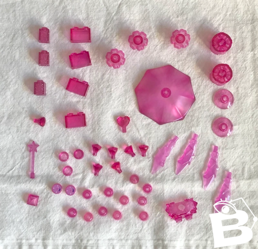 Pièces de Lego roses translucides