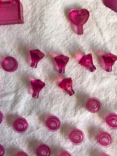 Pièces de Lego roses translucides