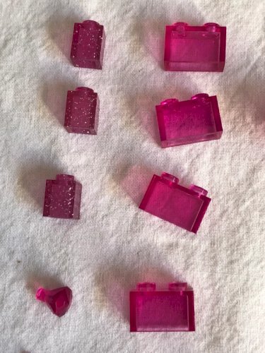 Pièces de Lego roses translucides